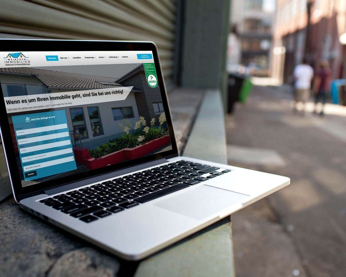 Entwurf einer Firmenwebsite auf dem Laptop