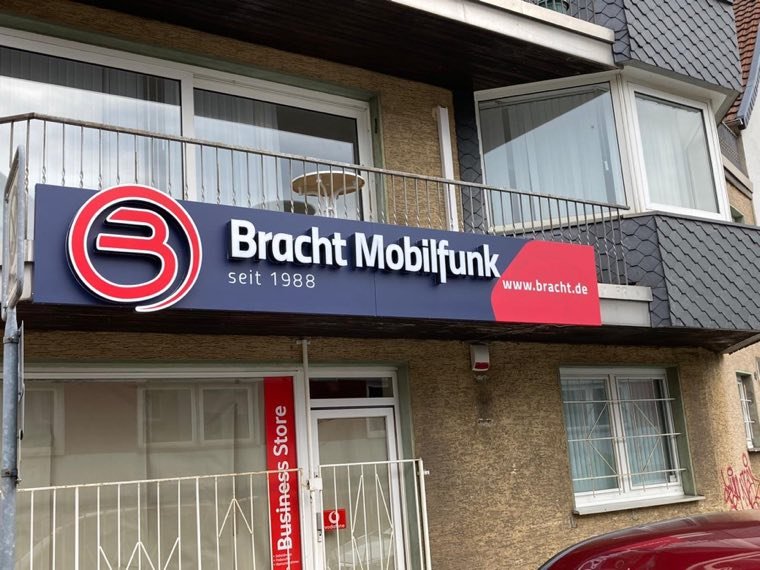 Fassadenschild über dem Ladenlokal von Bracht Mobilfunk