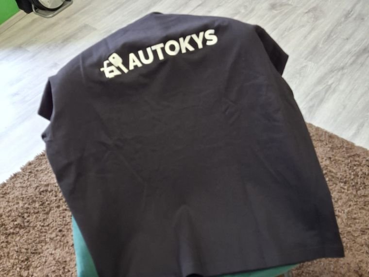 Autokys &ndash; T-Shirt mit Brustlogo