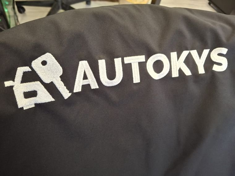 Autokys &ndash; Stickerei auf Arbeitsjacke