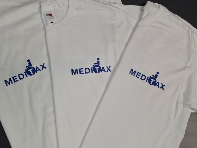 Meditax Krankenfahrten &ndash; T-Shirts mit Brust- und Rückenlogo