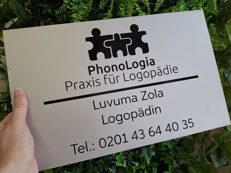 PhonoLogia Logopädie &ndash; Praxisschild mit Öffnungszeiten