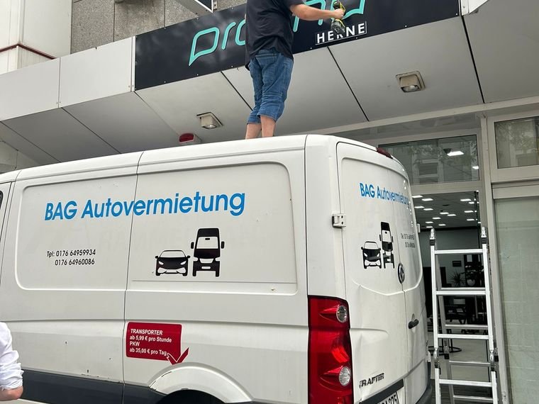 Profilina Herne &ndash; Montage der Leuchtwerbung