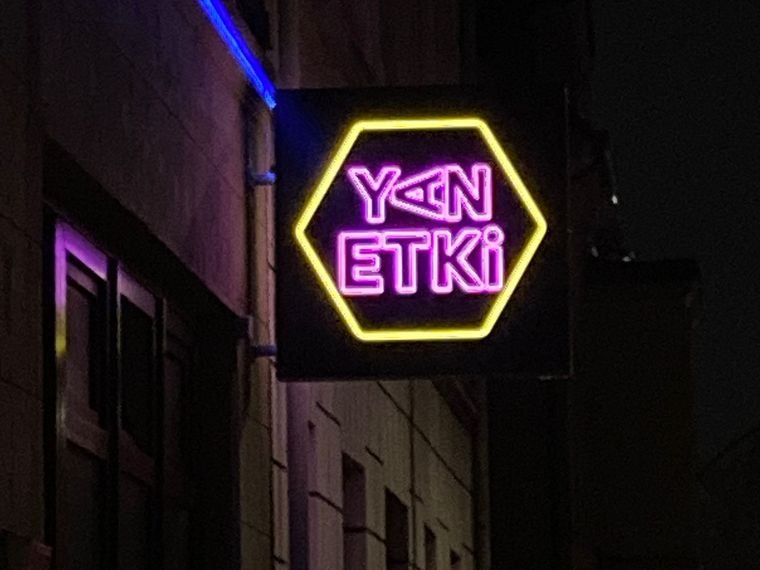 Yan Etki &ndash; Neon-Ausleger bei Nacht